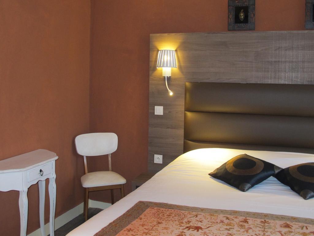 Logis Deshors-Foujanet Hotel Chamboulive ภายนอก รูปภาพ