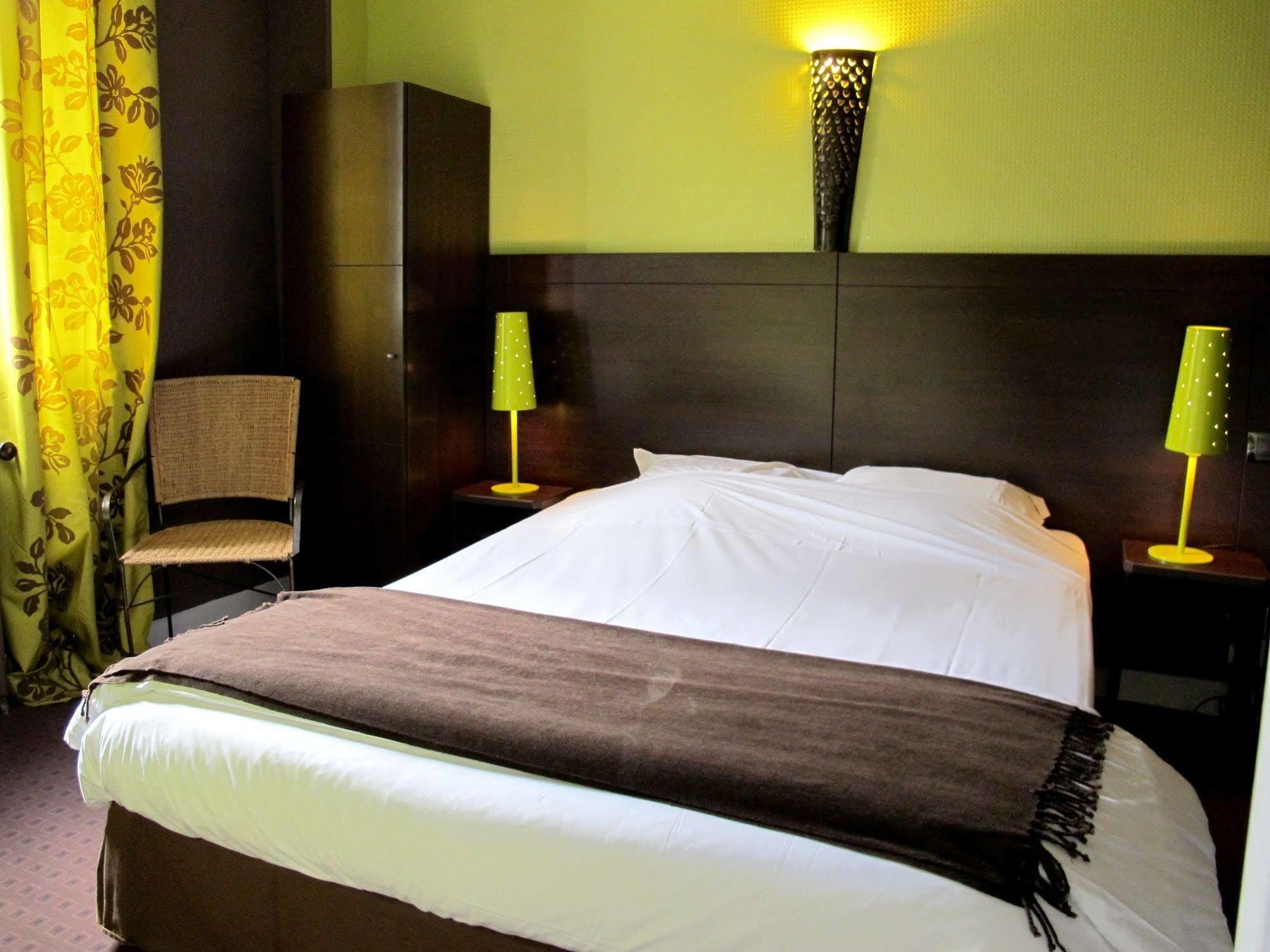 Logis Deshors-Foujanet Hotel Chamboulive ภายนอก รูปภาพ